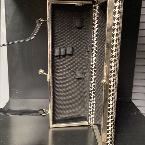 70’s Black & White Geometric Makeup Clutch - Picture 3 of 4